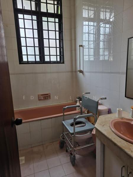 Saraca Gardens, Saraca Walk, Seletar / Yio Chu Kang, 5 Bedrooms, 3,500 sqft, Semi-Detached House For Sale, by Edwin Leong, 25412990 - Bathroom - PropertyGuru.com.sg