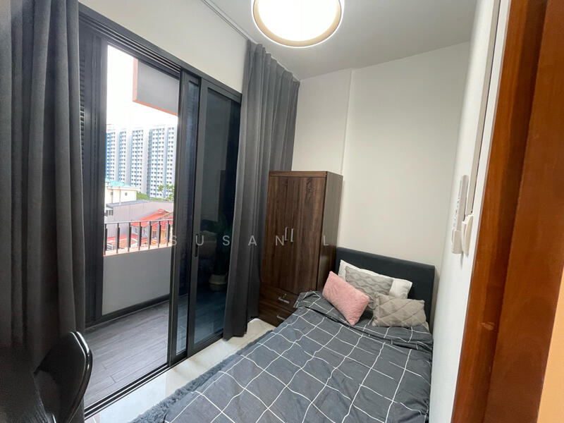 Room w iwn balcony $1300 immediately 