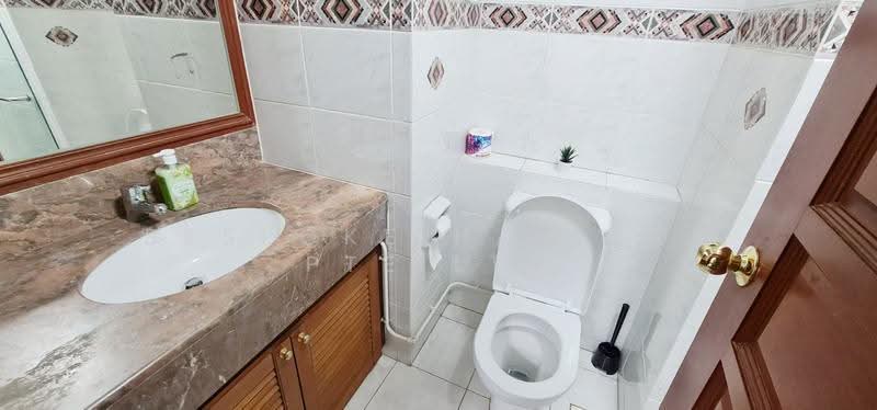 03-10 Common Bathroom