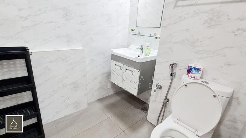 05-37 COMMON BATHROOM