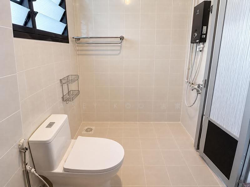 939 Hougang Street 92, 939 Hougang Street 92, Hougang / Punggol / Sengkang, 3 Bedrooms, 1,087 sqft, HDB Flat For Rent, by Casey Koo 古家进, 25422546 - Bathroom - PropertyGuru.com.sg