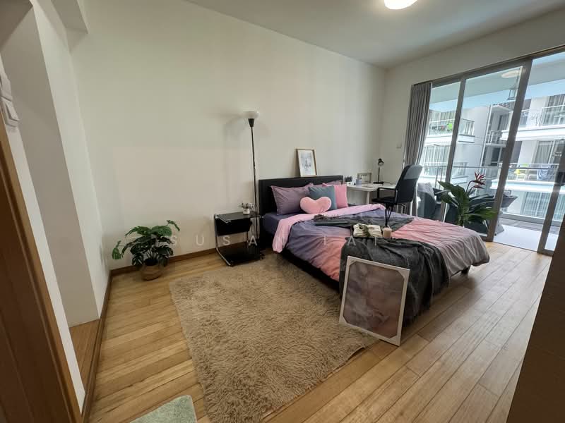 Master own bath n balcony 