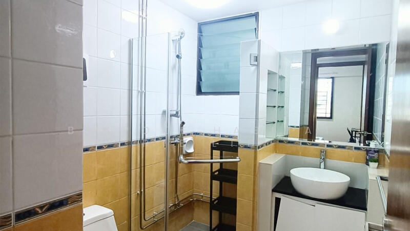 07-04 COMMON BATHROOM