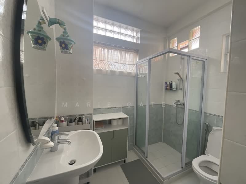 Bedokville, Jalan Limau Manis, 5 Bedrooms, 4,200 sqft, Semi-Detached House For Rent, by Marie Gates, 25426404 - Family bathroom upstairs  - PropertyGuru.com.sg