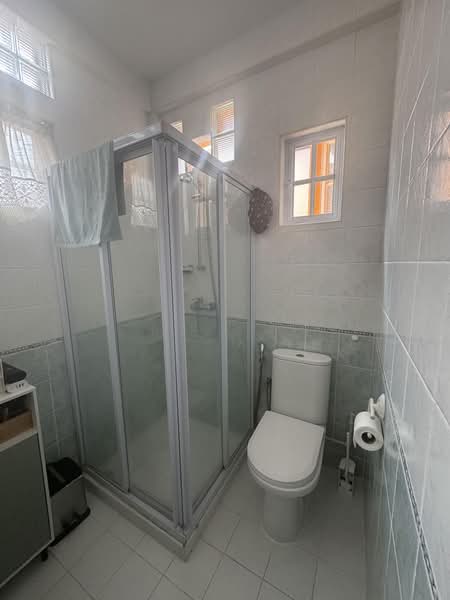 Bedokville, Jalan Limau Manis, 5 Bedrooms, 4,000 sqft, Semi-Detached House For Rent, by Marie Gates, 25426404 - 2nd bathroom - PropertyGuru.com.sg