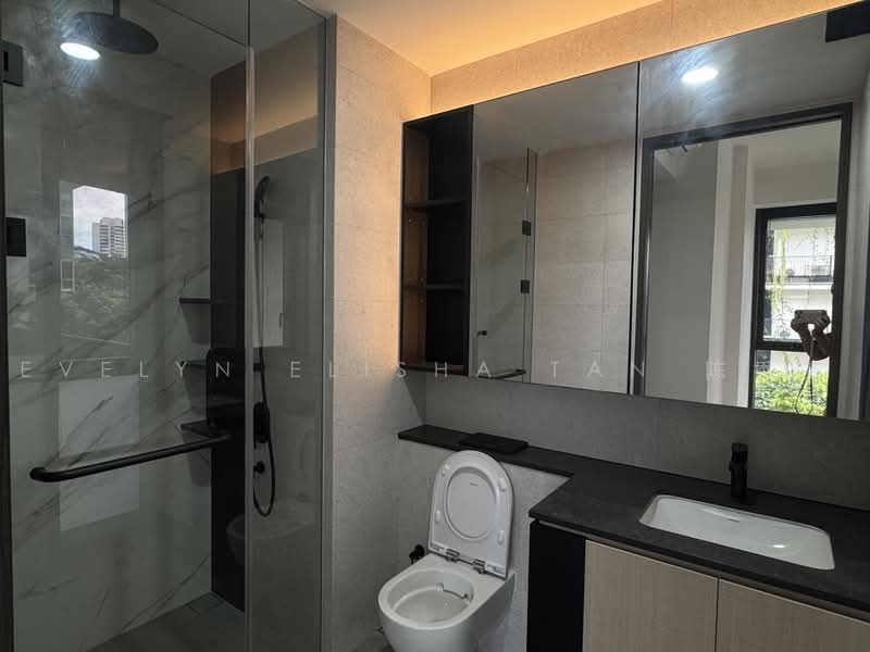 Jervois Mansion, 4 Jervois Close, 3 Bedrooms, 818 sqft, Condominium For Sale, by Evelyn Elisha Tan 陈秀芬, 25427697 - Master Ensuite Bathroom with Rain Shower & Windows - PropertyGuru.com.sg
