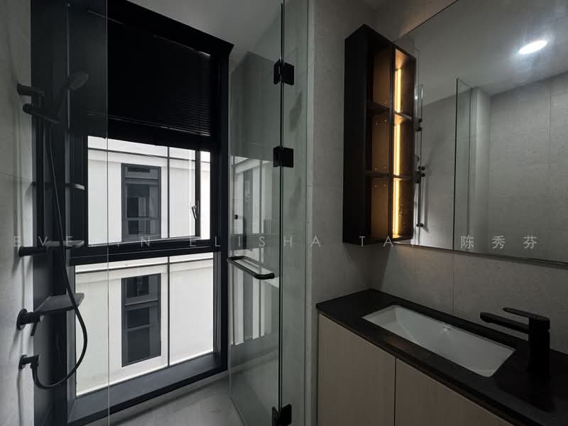 Jervois Mansion, 4 Jervois Close, 3 Bedrooms, 818 sqft, Condominium For Sale, by Evelyn Elisha Tan 陈秀芬, 25427697 - Common Bathroom with Windows - PropertyGuru.com.sg