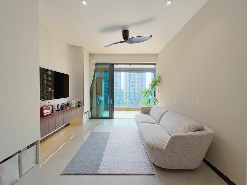 Well-renovated living space, bright and breezy