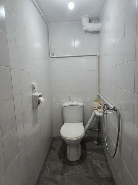 For Rent - 168A Queensway