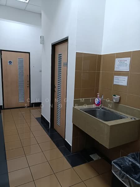 Fitted units in Hudson Technocentre near Bartley MRT, New Industrial Road, Eunos / Geylang / Paya Lebar, 1,307 sqft, Light Industrial (B1) For Rent, by Chong Ming Siong Robin, 25441929 - Common washroom - CommercialGuru.com.sg