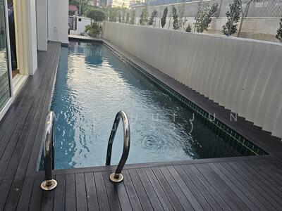 For Sale - Sembawang semi-detached 3 storey + attic near sembawang shopping