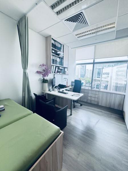 Mount Elizabeth Novena Hospital, 38 Irrawaddy Road, Balestier / Toa Payoh, 775 sqft, Medical For Rent, by Elle Cheong, 25447053 - Doctor Examine Room - CommercialGuru.com.sg