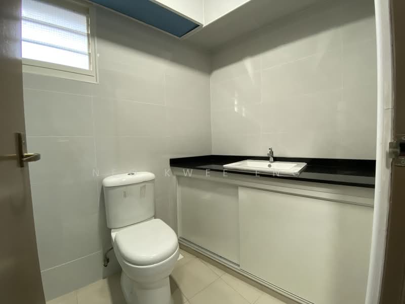 264D Compassvale Bow, 264D Compassvale Bow, 3 Bedrooms, 990 sqft, HDB Flat For Rent, by Neo Kwee Eng, 25451076 - Master Bathroom - PropertyGuru.com.sg