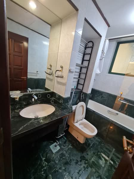 Pebble Bay, 130 Tanjong Rhu Road, 1 Bedroom, 861 sqft, Condominium For Rent, by Dorothy Chua, 25454546 - Bathroom with long bath - PropertyGuru.com.sg