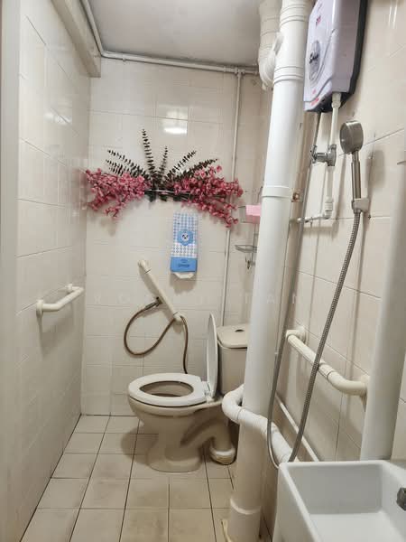 94 Lorong 4 Toa Payoh, 94 Lorong 4 Toa Payoh, Room Rental, 150 sqft, HDB Flat For Rent, by Rocky Tan, 25456389 - Bathroom - PropertyGuru.com.sg