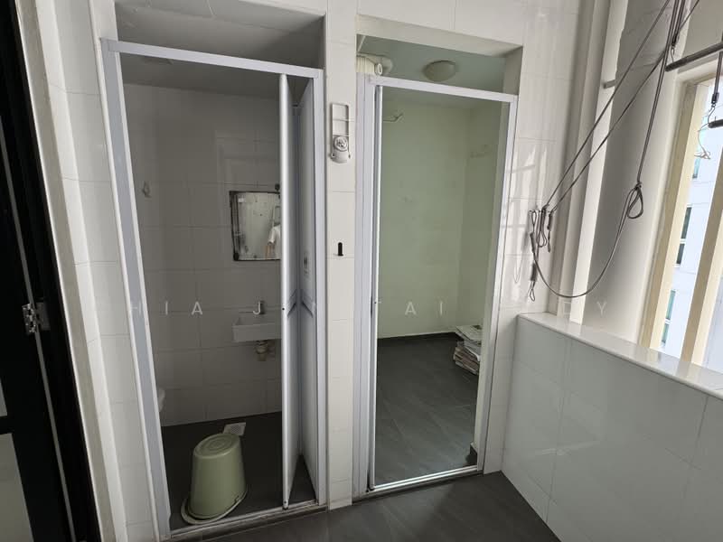 Trellis Towers, 700 Toa Payoh Lorong 1, 4 Bedrooms, 1,647 sqft, Condominium For Rent, by Chia Jin Tai Andy, 25457585 - Helper’s room and toilet at yard area  - PropertyGuru.com.sg