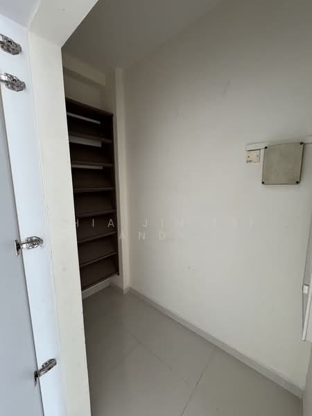 Trellis Towers, 700 Toa Payoh Lorong 1, 4 Bedrooms, 1,647 sqft, Condominium For Rent, by Chia Jin Tai Andy, 25457585 - Concealed spacious storeroom  - PropertyGuru.com.sg