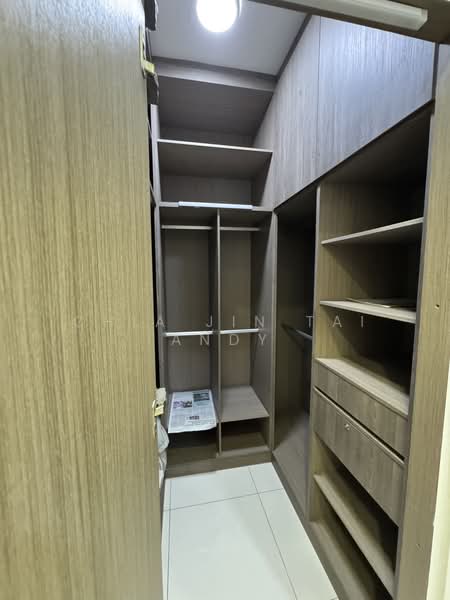 Trellis Towers, 700 Toa Payoh Lorong 1, 4 Bedrooms, 1,647 sqft, Condominium For Rent, by Chia Jin Tai Andy, 25457585 - Walk in closet - PropertyGuru.com.sg