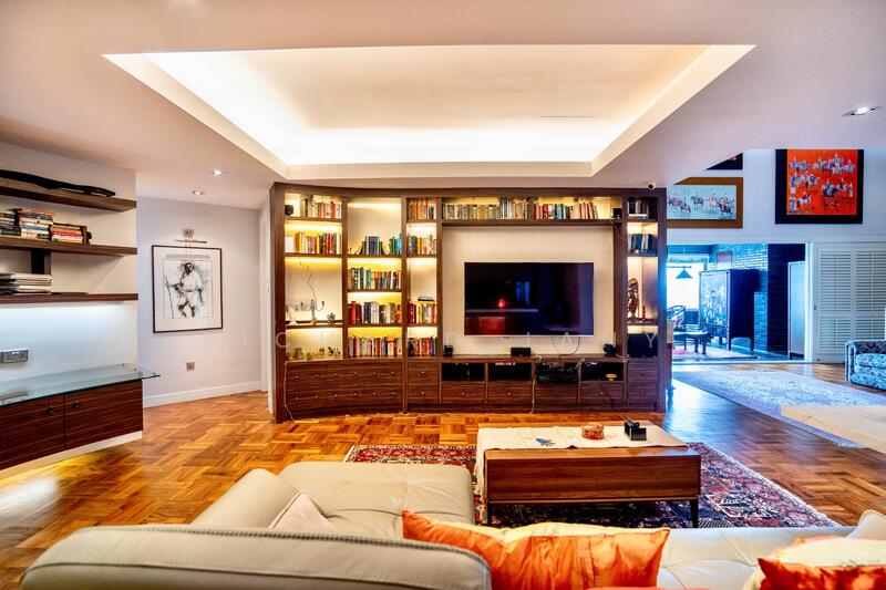 Reverse angle of lfamily area emphasising house-like flow