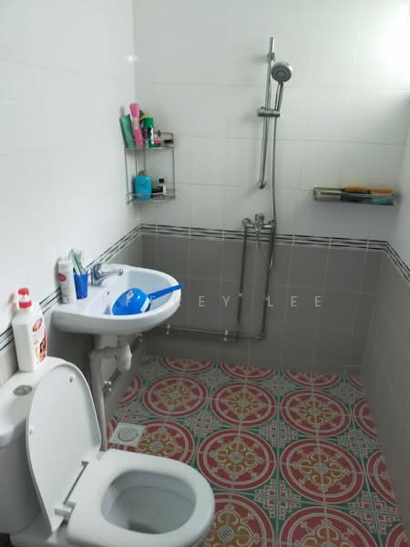 330 Serangoon Avenue 3, 330 Serangoon Avenue 3, Room Rental, 200 sqft, HDB Flat For Rent, by Jeffrey Lee, 25465203 - Bathroom - PropertyGuru.com.sg
