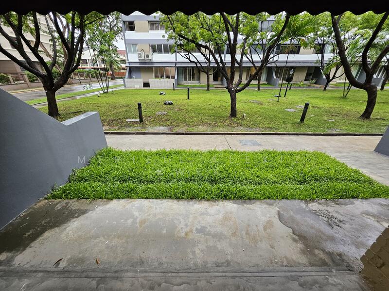 Terrace with potential for the discerning eye !