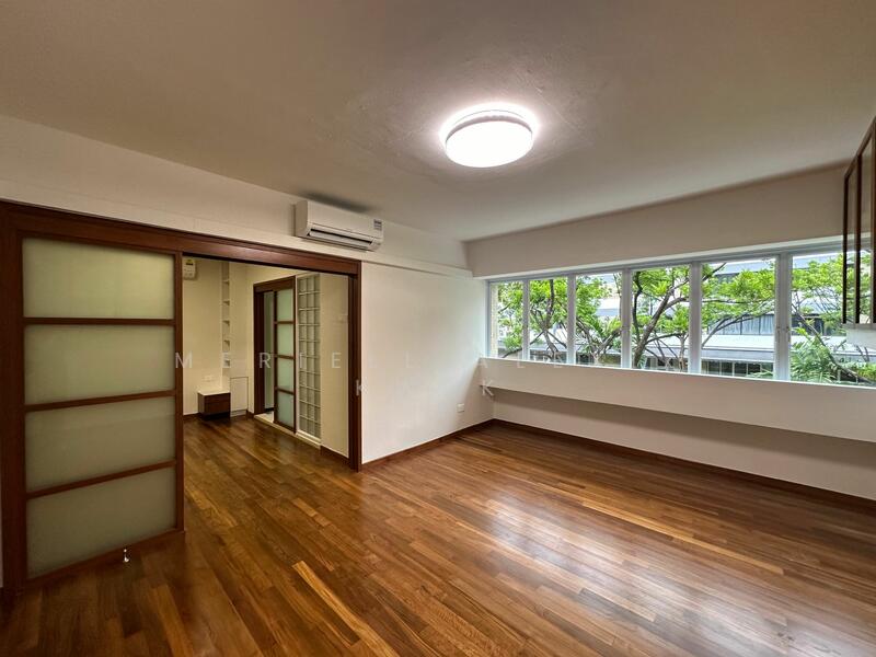 curioous about the layout : office or bedroom ?