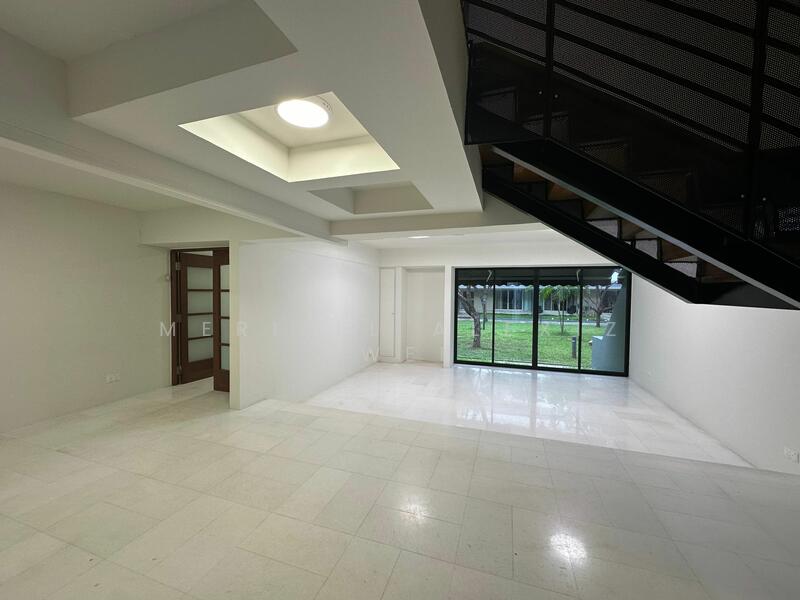 The staircase is not the spiral one and there is no double volume : more space on level 2 :-)