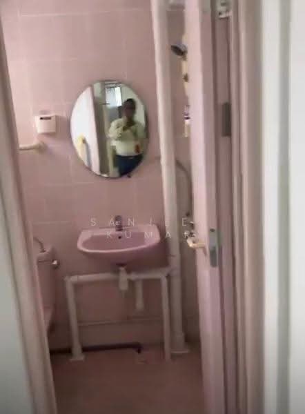 532 Bedok North Street 3, 532 Bedok North Street 3, Bedok / Upper East Coast, 2 Bedrooms, 800 sqft, HDB Flat For Rent, by Sanjeev Kumar, 25479617 - Bathroom - PropertyGuru.com.sg