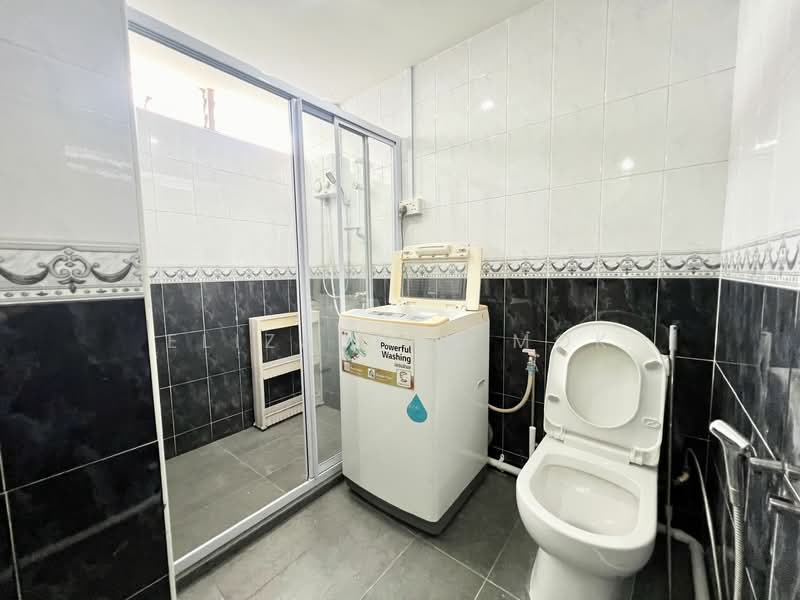 City Plaza, 810 Geylang Road, Room Rental, 160 sqft, Apartment For Rent, by Elizabeth Mok, 25483108 - Big master bedroom B bathroom - PropertyGuru.com.sg