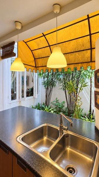 BEAUTIFULLY PRESERVED CAIRNHILL CONSERVATION HOME, Cairnhill, Emerald Hill, Saunders, Orchard / River Valley, 4 Bedrooms, 4,000 sqft, Terraced House For Sale, by Deon Tan, 25483187 - Kitchen - PropertyGuru.com.sg