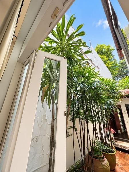 BEAUTIFULLY PRESERVED CAIRNHILL CONSERVATION HOME, Cairnhill, Emerald Hill, Saunders, Orchard / River Valley, 4 Bedrooms, 4,000 sqft, Terraced House For Sale, by Deon Tan, 25483187 - Exterior - PropertyGuru.com.sg