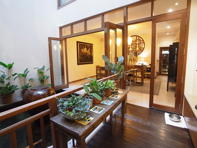 For Sale - Rare Mansion 6200 sf Spottiswoode / Carpark