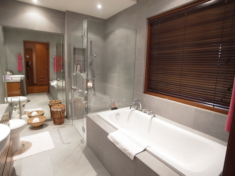 For Sale - Rare Mansion 6200 sf Spottiswoode / Carpark