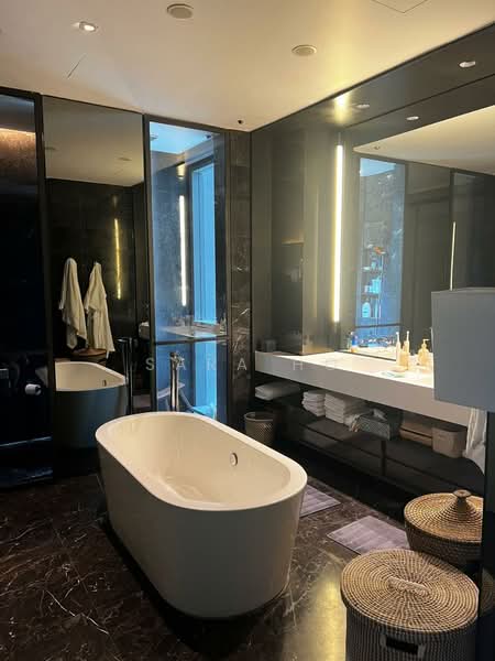Leedon Residence, 16 Leedon Heights, 5 Bedrooms, 6,659 sqft, Condominium For Rent, by Sara Ho, 25488212 - Master bathroom - PropertyGuru.com.sg