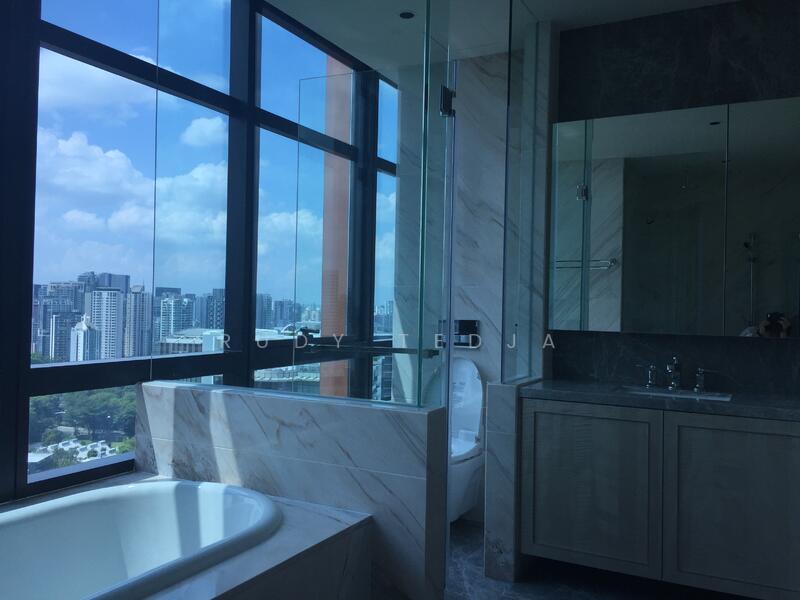 luxurious master bathroom w walk in walkrobe