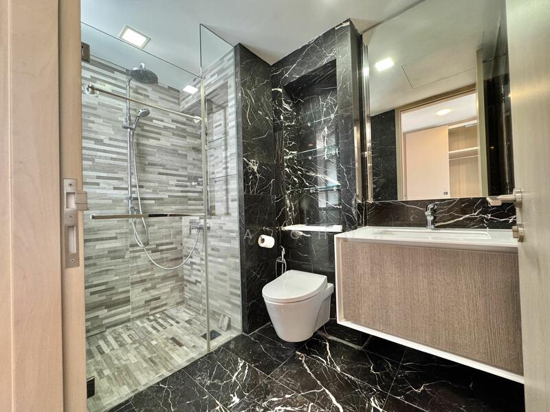 J Gateway, Boon Lay / Jurong / Tuas, 4 Bedrooms, 1,206 sqft, Condominium For Rent, by Linda Chow, 25493725 - Master toilet - PropertyGuru.com.sg