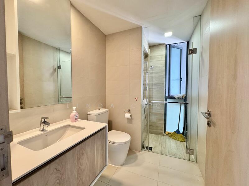 J Gateway, Boon Lay / Jurong / Tuas, 4 Bedrooms, 1,206 sqft, Condominium For Rent, by Linda Chow, 25493725 - Common room toilet - PropertyGuru.com.sg