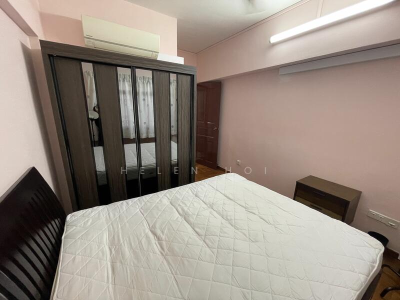 Common bedroom with queen size bed 