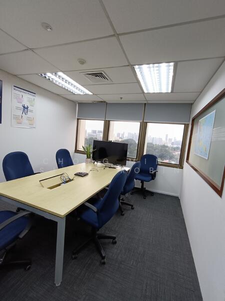 Fitted office of 1486 sqft in Peninsula Plaza near City Hall MRT, North Bridge Road, 1,486 sqft, Office For Rent, by Chong Ming Siong Robin, 25498943 - Meeting room of the unit - CommercialGuru.com.sg