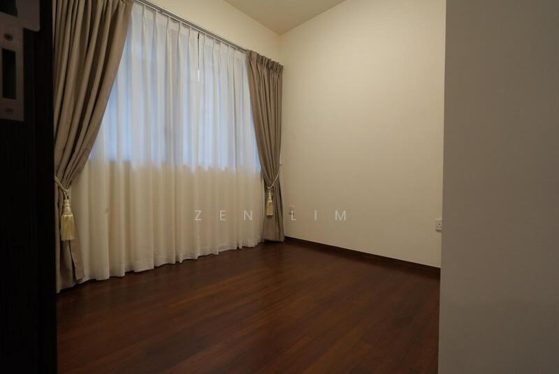 Common room that is able to fit queen size bed