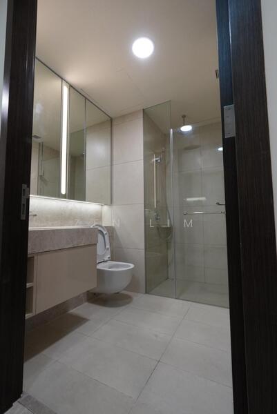 Big and spacious jack and jill bathroom