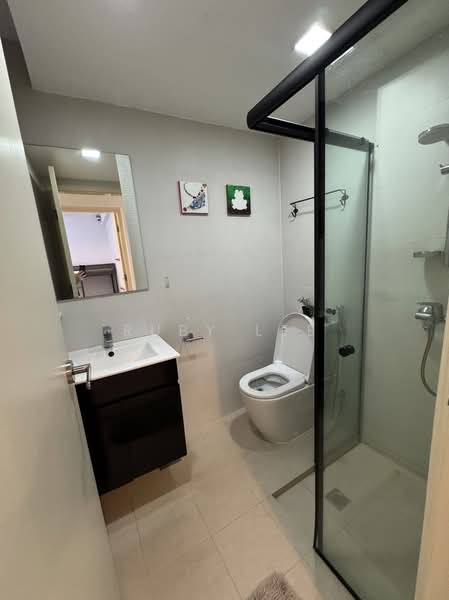 Pinetree Condo, 28 Balmoral park, 3 Bedrooms, 1,206 sqft, Condominium For Rent, by Ruby Lee, 25502390 - Guest Bathroom - PropertyGuru.com.sg