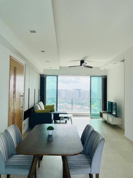 High floor breezy living and dining area