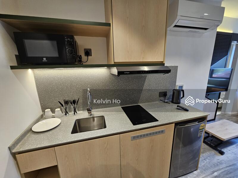 4Q: Large Murphy Queen (window) 260 sqft $3000 + utility $196.20 (12-month)