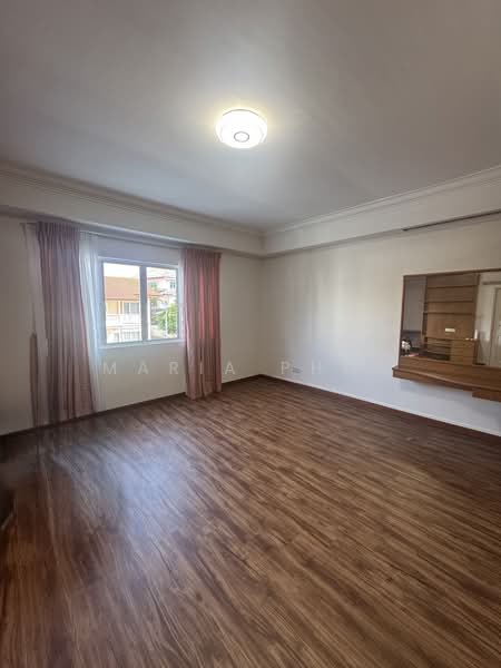 Saint Patrick's Row, , 4 Bedrooms, 2,513 sqft, Terraced House For Rent, by Maria Phua, 25509900 - 2nd floor - Master room with attached toilet - PropertyGuru.com.sg