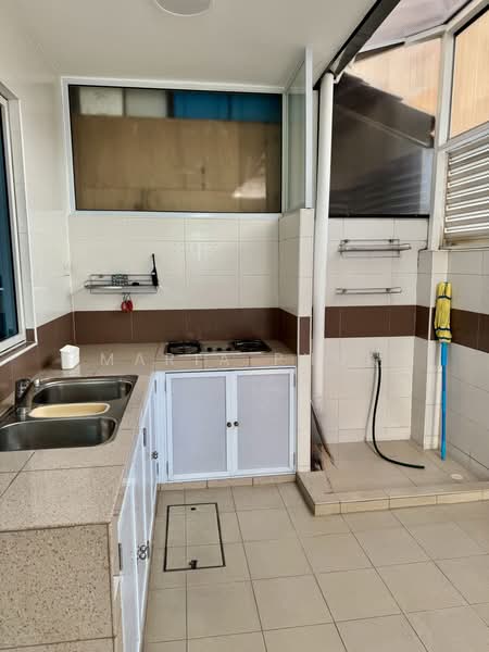Saint Patrick's Row, , 4 Bedrooms, 2,513 sqft, Terraced House For Rent, by Maria Phua, 25509900 - Wet Kitchen and Yard Area - PropertyGuru.com.sg