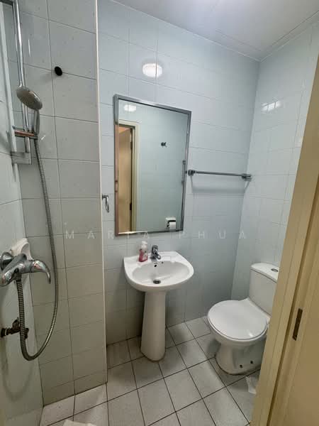 Saint Patrick's Row, , 4 Bedrooms, 2,513 sqft, Terraced House For Rent, by Maria Phua, 25509900 - Helper attached toilet - PropertyGuru.com.sg