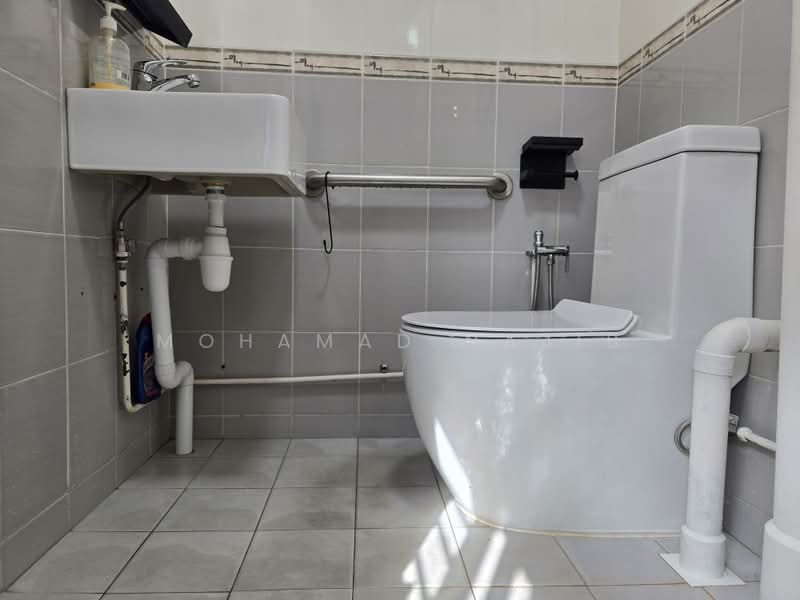 202 Bedok North Street 1, 202 Bedok North Street 1, 2 Bedrooms, 721 sqft, HDB Flat For Rent, by Mohamad Najib, 25511343 - Bathroom - PropertyGuru.com.sg