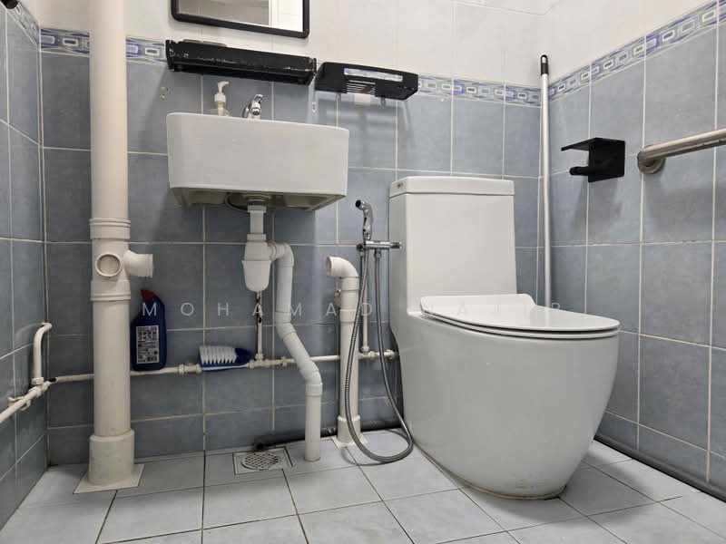 202 Bedok North Street 1, 202 Bedok North Street 1, 2 Bedrooms, 721 sqft, HDB Flat For Rent, by Mohamad Najib, 25511343 - Bathroom - PropertyGuru.com.sg
