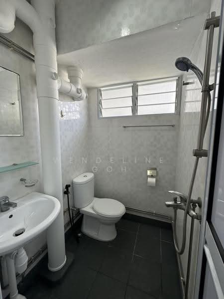 235 Ang Mo Kio Avenue 3, 235 Ang Mo Kio Avenue 3, Ang Mo Kio / Bishan / Thomson, 2 Bedrooms, 721 sqft, HDB Flat For Rent, by Wendeline Goh, 25511581 - Bathroom - PropertyGuru.com.sg